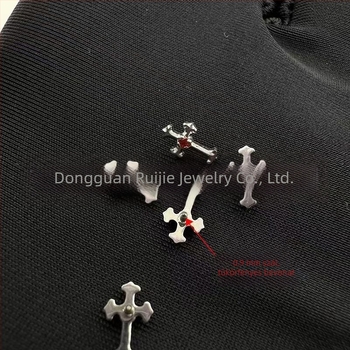 F136 titánötvözet kereszt alakú fülbevaló, vintage stílus, polírozott, 5A cirkónnal