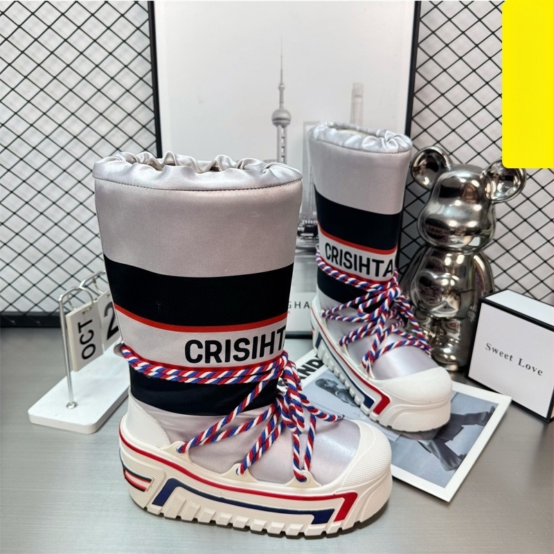 Magas szárú hócsizma tarpaulin felsőrésszel, gumírozott talppal, meleg műszőrme belsővel, 5 cm-es sarok