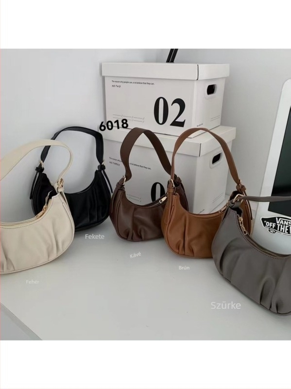 Crossbody Dumpling táska pliszé felhő sziluettel, PU bőr, cipzáras zárás, két vállpánt, kagyló alakú külső, belső zsebek