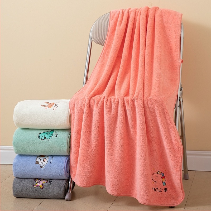 Korall polár fürdőlepedő hímzett éllel, 300–400 g/m², 150D szálak, hímzés, gyerek motívum