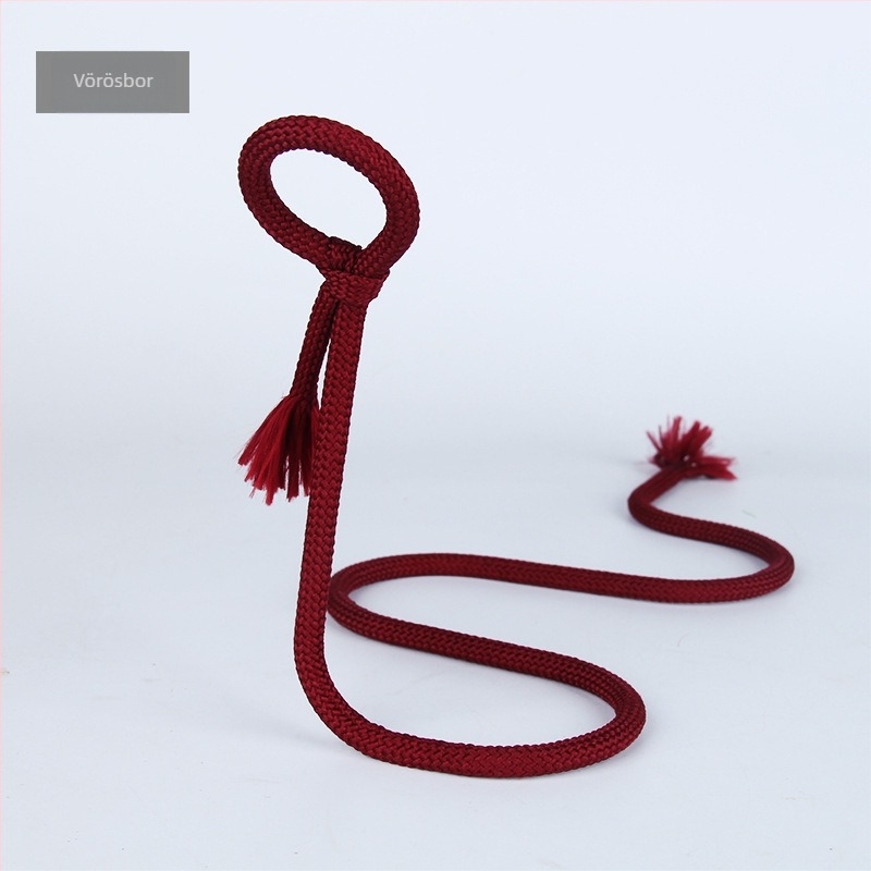 Vasdrótból készült borosállvány függő kötéllel, modern minimalist stílus, ferde kiállítás