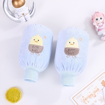 Gyerekeknek szánt karvédő mandzsetta hímzett rajzfilm kacsa motívummal, bébi velúr anyag, antifouling, őszre és télre