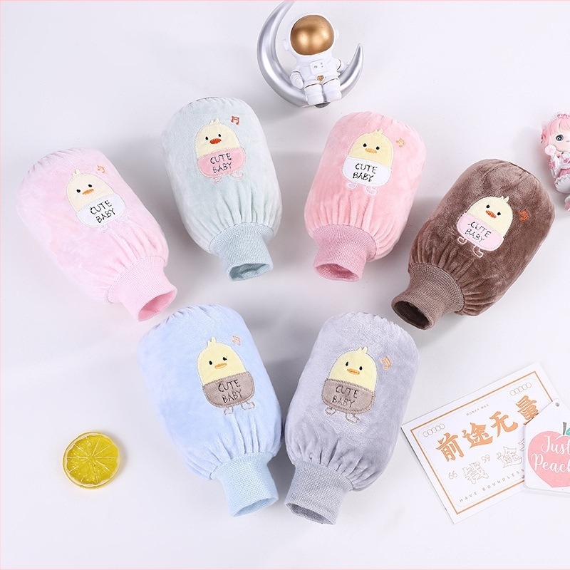 Gyerekeknek szánt karvédő mandzsetta hímzett rajzfilm kacsa motívummal, bébi velúr anyag, antifouling, őszre és télre