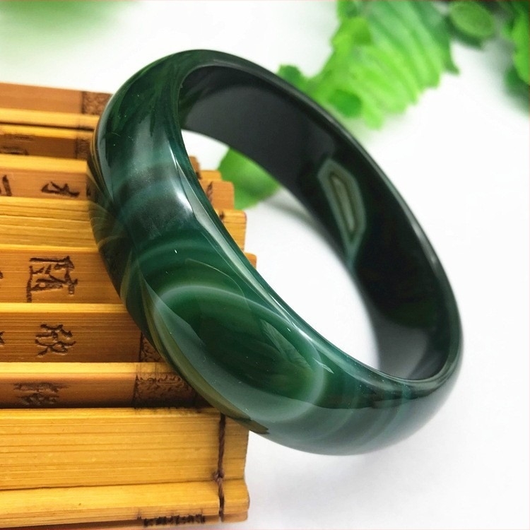 Achát karkötő, természetes anyag, kör alakú forma, csiszolás és polírozás.