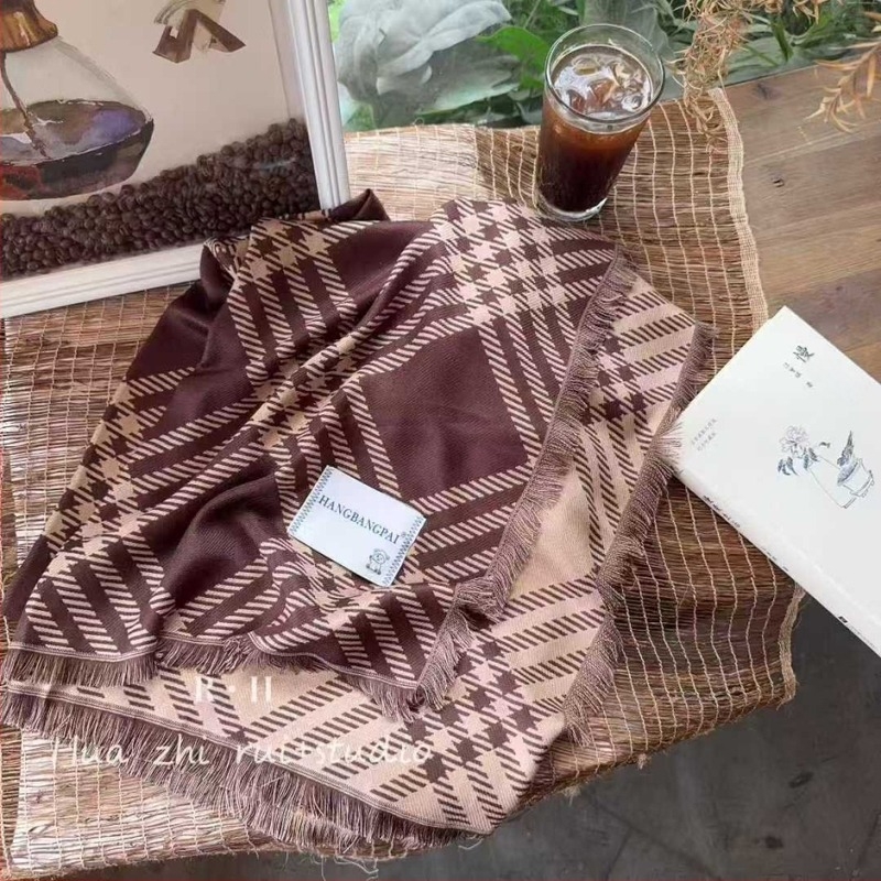 Sál rayonból, warp-knit technikával készült, kockás mintával, melegen tart, négy évszakos használat