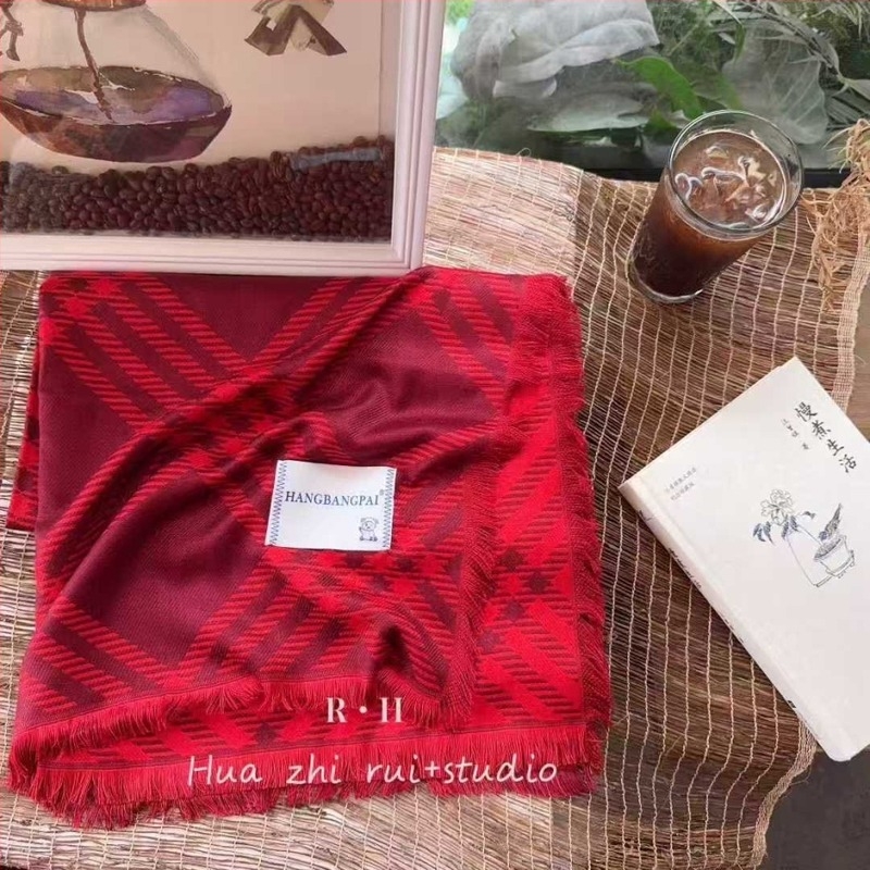 Sál rayonból, warp-knit technikával készült, kockás mintával, melegen tart, négy évszakos használat