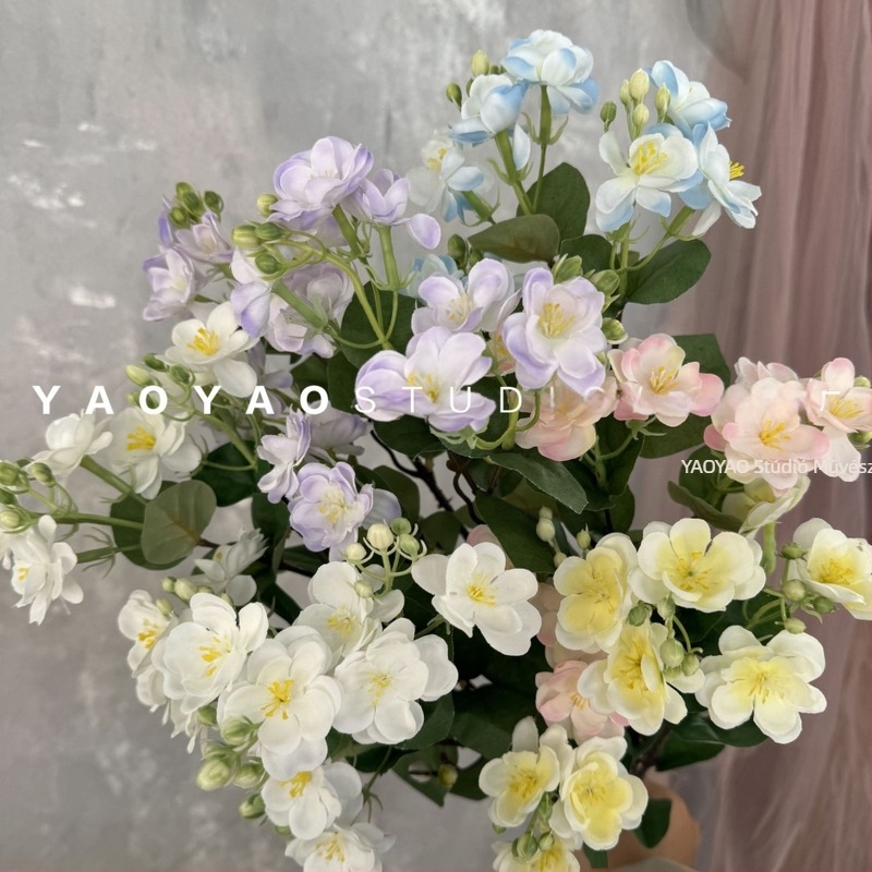 Mű Jasmine virágcsokor egyetlen szárral és több fejjel, esküvői fotózáshoz és kirakati díszítéshez; Anyagok: műanyag, selyemvirágok; Készítés: Egyéb; Felhasználás: Egyéb