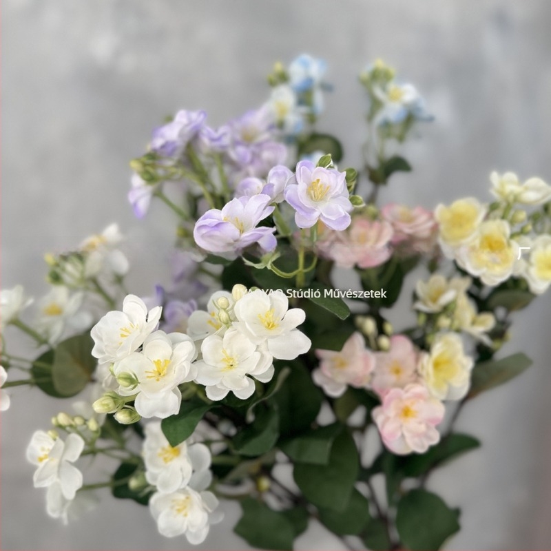 Mű Jasmine virágcsokor egyetlen szárral és több fejjel, esküvői fotózáshoz és kirakati díszítéshez; Anyagok: műanyag, selyemvirágok; Készítés: Egyéb; Felhasználás: Egyéb