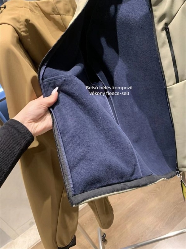 Kültéri soft shell kapucnis dzseki — szélálló és vízálló, légáteresztő; külső és bélés 100% poliészter; elülső zipzár; 3D patch zsebek
