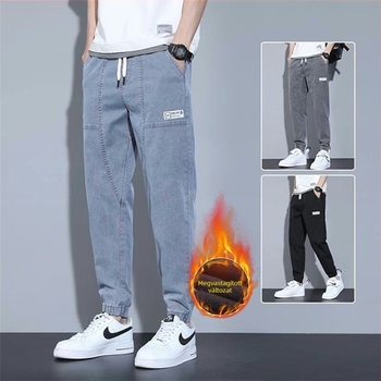 Férfi farmernadrág Koreai stílusban, laza szabás, középmagas derék, köthető záródású placket, pamut-denim, címke díszítés