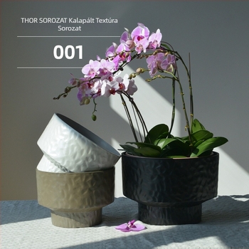 Orchidea cserép műanyagból, gyanta kalapált textúra és redőztetett mintázat, kerámiát utánozó felület, krém színű