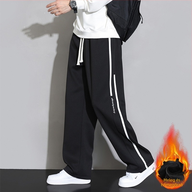 Férfi sportos nadrág fleece béléssel, lazán szabott egyenes szár, középtáji derék kötőzsinórral, 100% poliészter, csíkos mintázat