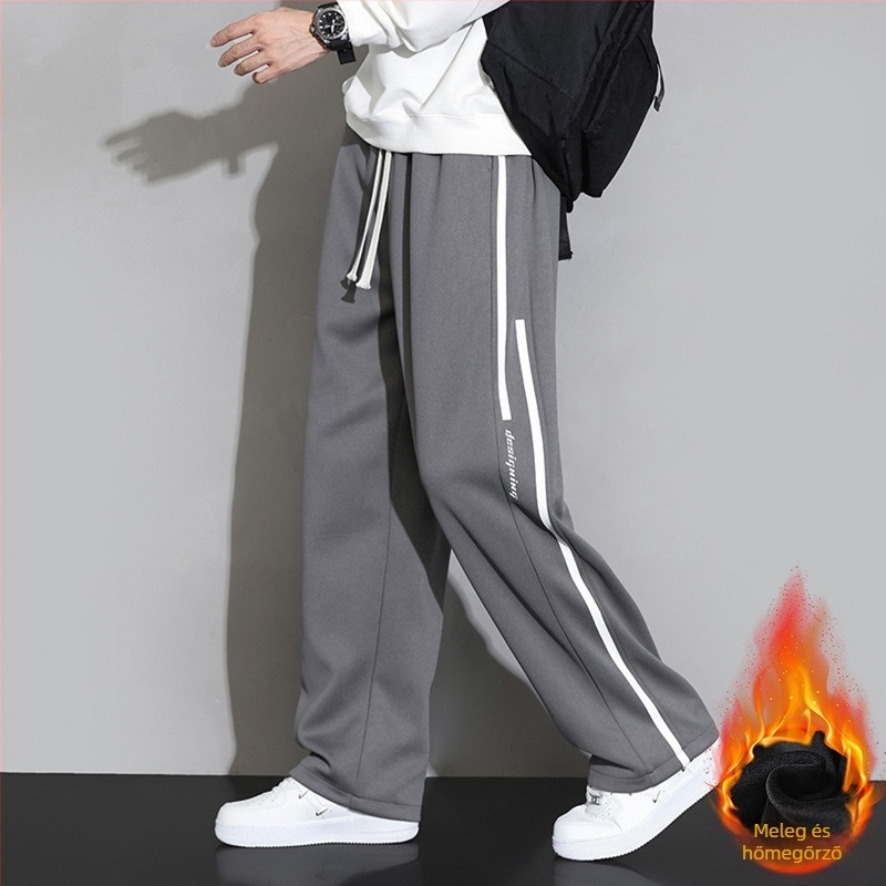 Férfi sportos nadrág fleece béléssel, lazán szabott egyenes szár, középtáji derék kötőzsinórral, 100% poliészter, csíkos mintázat