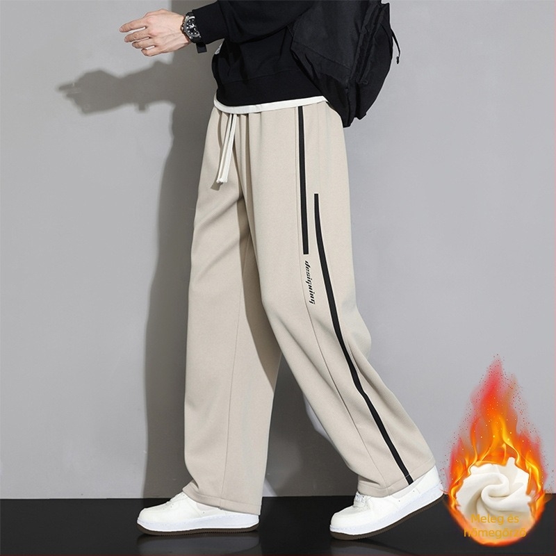 Férfi sportos nadrág fleece béléssel, lazán szabott egyenes szár, középtáji derék kötőzsinórral, 100% poliészter, csíkos mintázat