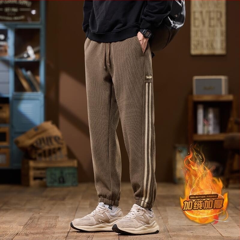 Férfi sportnadrág fleece-belelt poliészterből, laza szabás, középső derék, kötős zár, téli viselet