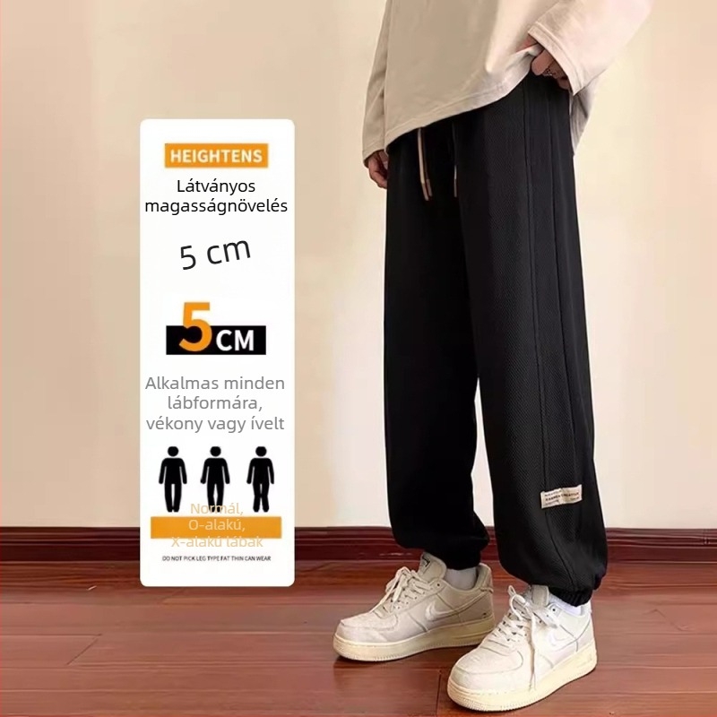 Kényelmes, laza szabású sportnadrág, középmagas derekú, zsinóros zárás, poliészter-keverék anyag és elasztikus.