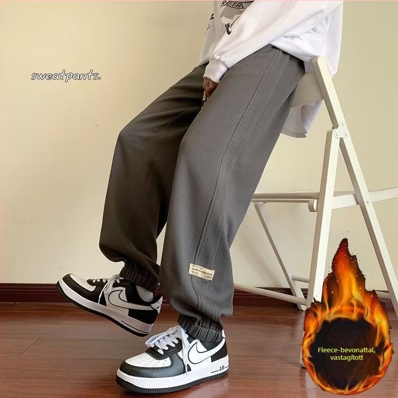 Kényelmes, laza szabású sportnadrág, középmagas derekú, zsinóros zárás, poliészter-keverék anyag és elasztikus.