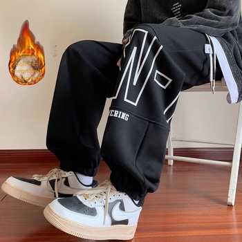 Férfi fleece‑szálas sportnadrág laza szabás, középső derék, húzózsinóros zárás, bokához illeszkedő mandzsetta, poliészter keverék