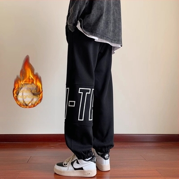 Férfi fleece‑szálas sportnadrág laza szabás, középső derék, húzózsinóros zárás, bokához illeszkedő mandzsetta, poliészter keverék