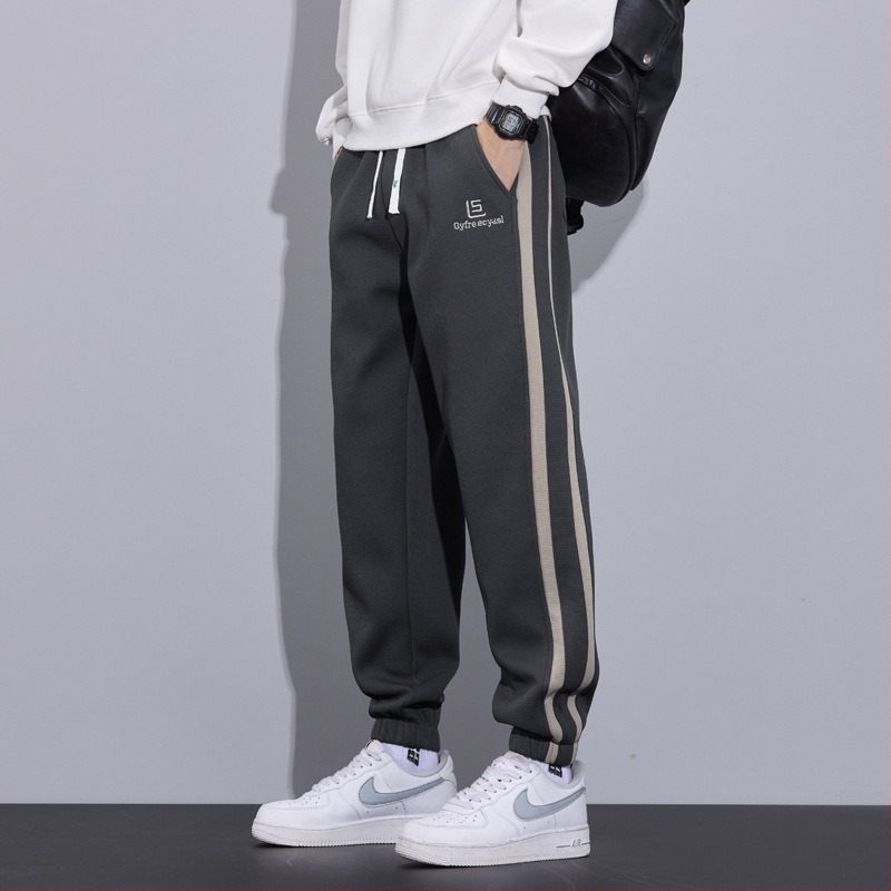 Férfi téli casual nadrág, lazán szabott, fleece-béléssel, megkötős zárás, középmagas derekú, poliészter‑keverék anyag