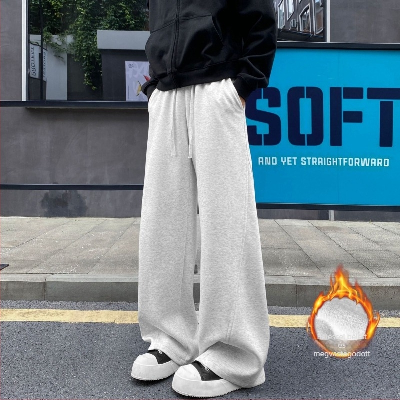 Férfiaknak tervezett sportos-casual nadrág egyenes szárú, középmagas derék, húzózsinóros záródás, pamut-polyészter keverék anyag, ránctalanított felület, ideális tavaszra és őszre.