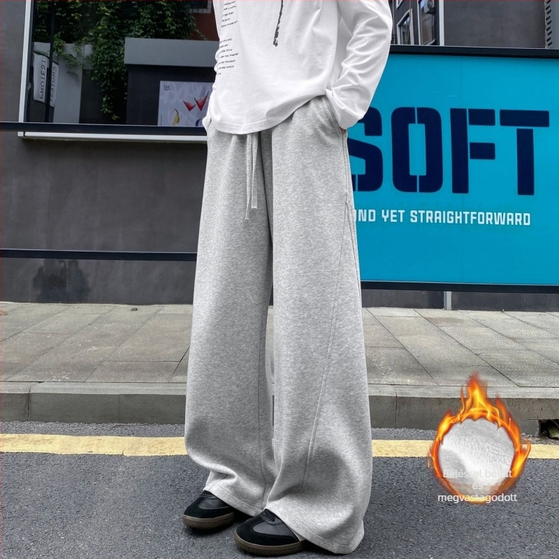 Férfiaknak tervezett sportos-casual nadrág egyenes szárú, középmagas derék, húzózsinóros záródás, pamut-polyészter keverék anyag, ránctalanított felület, ideális tavaszra és őszre.