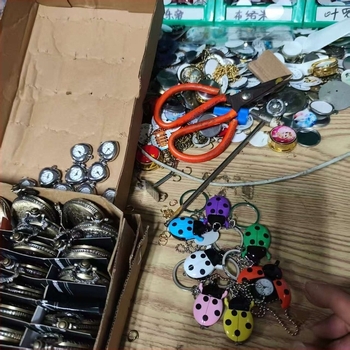 Katicabogár motívumú kvarc zsebóra, fém tokkal, organikus üvegből készült tükör, mutató kijelző, testreszabható