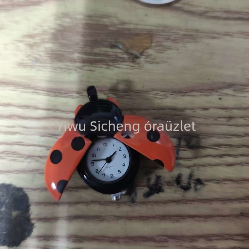 Katicabogár motívumú kvarc zsebóra, fém tokkal, organikus üvegből készült tükör, mutató kijelző, testreszabható