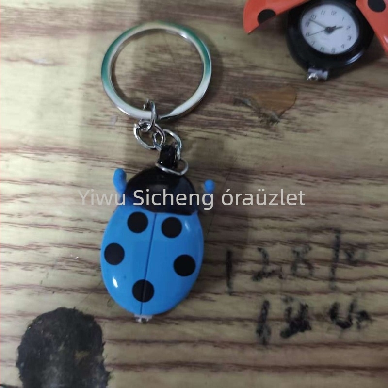 Katicabogár motívumú kvarc zsebóra, fém tokkal, organikus üvegből készült tükör, mutató kijelző, testreszabható