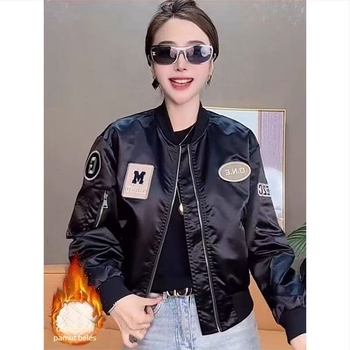 Női quiltelt bomberdzseki amerikai stílusban, rövid fazon, álló gallér, cipzár, poliészter, patchwork dizájn