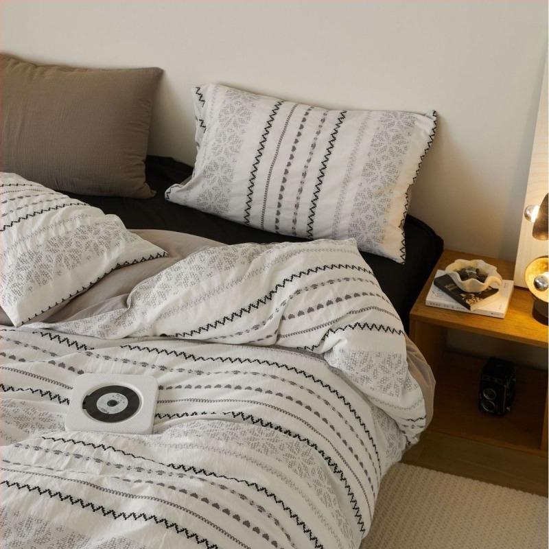 Prémium A-kategóriás 100% pamutból készült négy részes ágyneműkészlet, színes fonalas hímzéssel és vintage jacquard mintával, paplanhuzat és lepedő