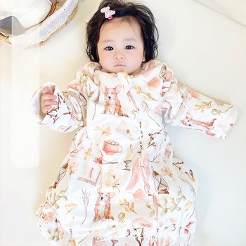 Hálózsák babáknak és kisgyermekeknek, levehető ujjaival; vastag kialakítás őszi–téli időszakra; külső anyag: 100% pamut; bélés: pamut; töltet: space cotton; állandó hőmérsékletet és nedvesség-elvezetést biztosít.