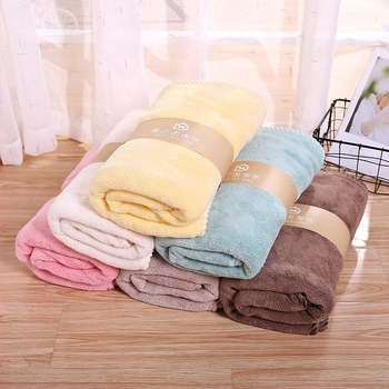 Fürdő- és strandtörölköző korall fleece anyagból, Szállodai és szépségszalon barát, 300-400 g, 80% poliészter + 20% brokád, hajtott szegély