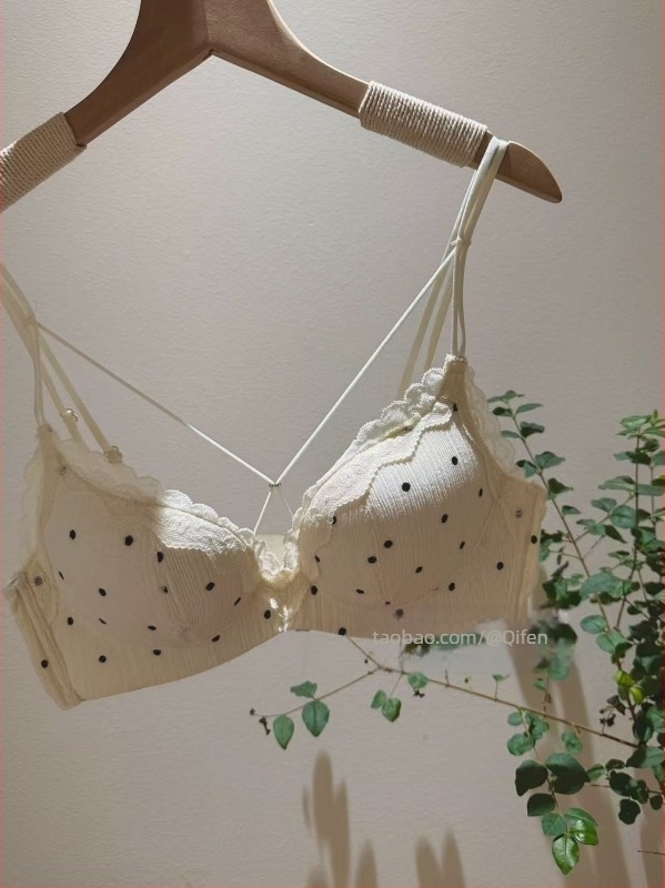 Női melltartó, 3/4 kosár, formázott kup, felső rész vékony, alsó rész vastag, rögzített vállpántok, acélgyűrű nélkül, fő anyag Nylon