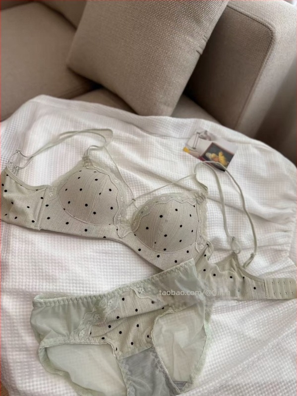 Női melltartó, 3/4 kosár, formázott kup, felső rész vékony, alsó rész vastag, rögzített vállpántok, acélgyűrű nélkül, fő anyag Nylon