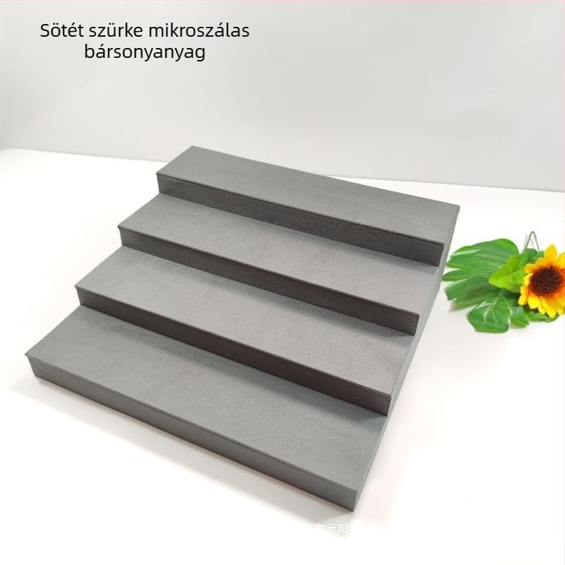 Ötszintes trapéz alakú kijelzőállvány karkötők és szemüvegek számára, fém konstrukció, 2024 tavaszán debütál