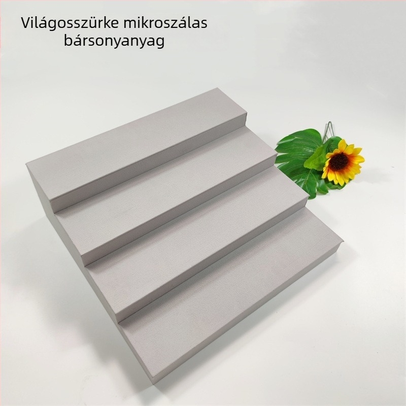 Ötszintes trapéz alakú kijelzőállvány karkötők és szemüvegek számára, fém konstrukció, 2024 tavaszán debütál