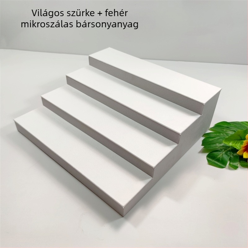 Ötszintes trapéz alakú kijelzőállvány karkötők és szemüvegek számára, fém konstrukció, 2024 tavaszán debütál