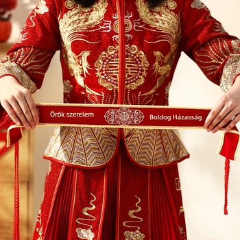 Piros esküvői öv bársonyszegéllyel és textil szalaggal a hozományhoz