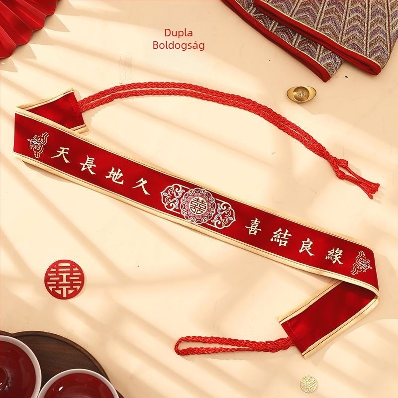 Piros esküvői öv bársonyszegéllyel és textil szalaggal a hozományhoz