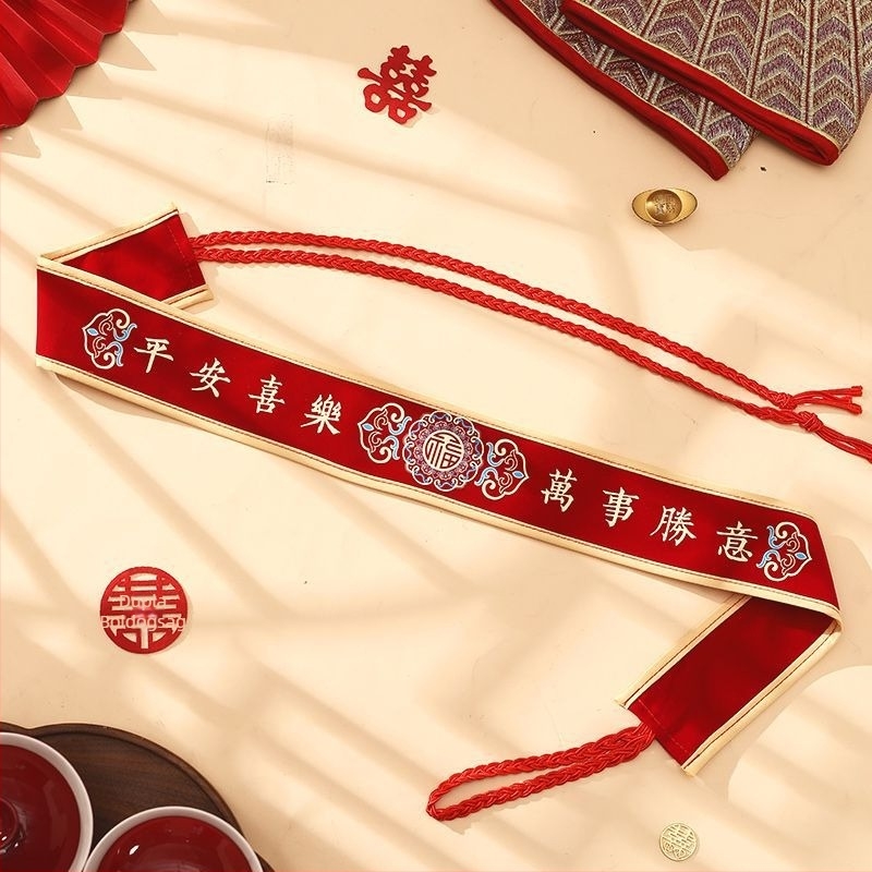 Piros esküvői öv bársonyszegéllyel és textil szalaggal a hozományhoz