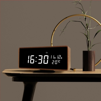Nappali LED-es digitális ébresztőóra automatikus időbeállítással, tömörfa ház, dekoratív dísztárgy és beépített hangszóró