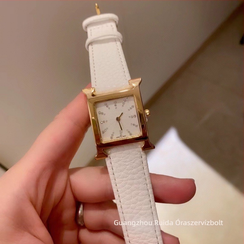 Női kvarc karóra, négyszögletes számlap, H-alakú szíj, műbőr, rozé arany csat, ásványi üveg, 24 mm-es számlapátmérő, 7 mm-es vastagság, Swiss ETA kvarc mozgató