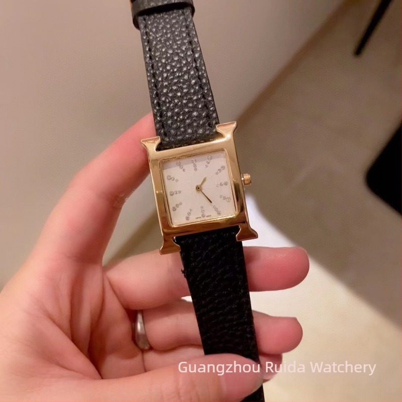 Női kvarc karóra, négyszögletes számlap, H-alakú szíj, műbőr, rozé arany csat, ásványi üveg, 24 mm-es számlapátmérő, 7 mm-es vastagság, Swiss ETA kvarc mozgató