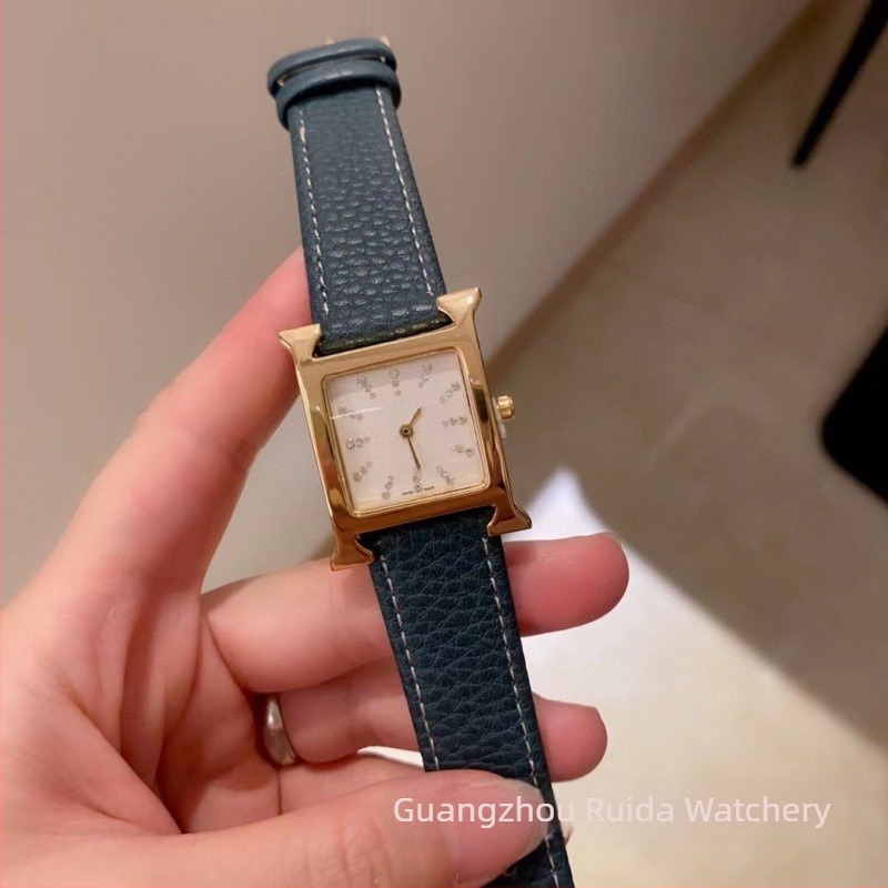 Női kvarc karóra, négyszögletes számlap, H-alakú szíj, műbőr, rozé arany csat, ásványi üveg, 24 mm-es számlapátmérő, 7 mm-es vastagság, Swiss ETA kvarc mozgató