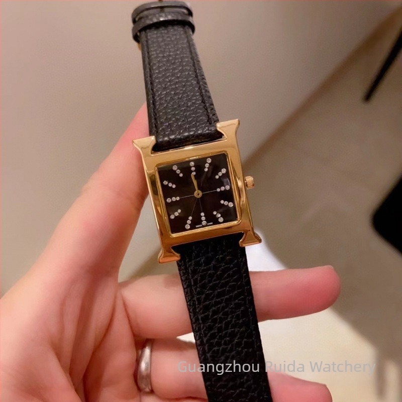 Női kvarc karóra, négyszögletes számlap, H-alakú szíj, műbőr, rozé arany csat, ásványi üveg, 24 mm-es számlapátmérő, 7 mm-es vastagság, Swiss ETA kvarc mozgató