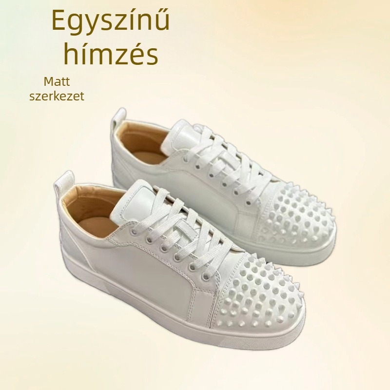 Platform cipők, felső rész: kétszínű marhabőr és mesterséges bőr; kerek orr; alacsony sarok 1–3 cm; fűzővel záródó; gumírozott talp.