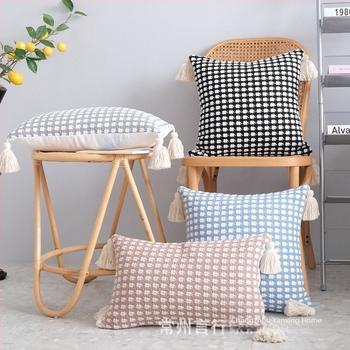 Modern, minimalist szállodai ágynemű készlet geometriai mintával, kézzel készített bojtokkal, párnahuzat, ágyfutó és ágyvégi pléd