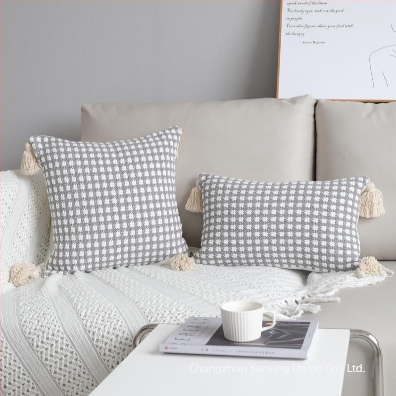 Modern, minimalist szállodai ágynemű készlet geometriai mintával, kézzel készített bojtokkal, párnahuzat, ágyfutó és ágyvégi pléd