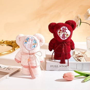 Kötött anyagú, hímzett maci törölköző – esküvői és koszorúslányok ajándéka, 21 szál, hímzés és varrás, 80–100 g, törölköző típus: törölköző/arc törölköző